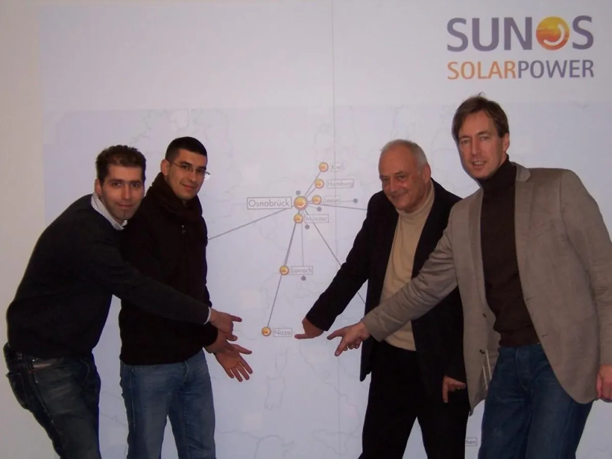 Der Sonne entgegen: Von Osnabrück aus in Richtung Südwesten weitet sich jetzt das Geschäftsgebiet von SUNOS aus. Das Kernteam mit Bouelem Benelfoul, Nicolas Rabah und Niederlassungsleiter Dr. Dieter S