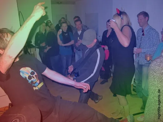 Verrückte Junggesellenparty im Wohnzimmer Bild: Verrückte Junggesellenparty im Wohnzimmer