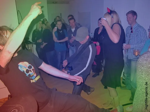 Bild: Verrückte Junggesellenparty im Wohnzimmer