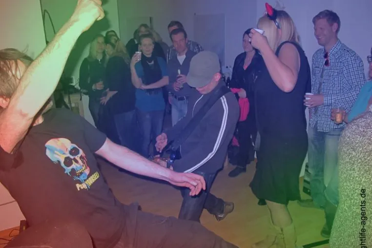 Bild: Verrückte Junggesellenparty im Wohnzimmer