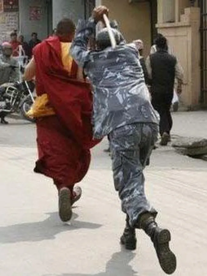 Nepalesische Polizei jagt einen tibetischen Mönch (Archivbild Phayul)