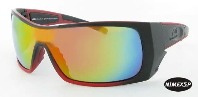 Bild: Dunkerbeck surft mit eigenen Sonnenbrillen