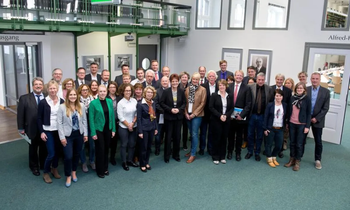 Die Partner des Projekts „Welcome Centre des Göttingen Campus und der Region Südniedersachsen“ aus Landkreisen, Kommunen, Wirtschaft und Wissenschaft auf dem zweiten Partnertreffen in Göttingen. (Foto