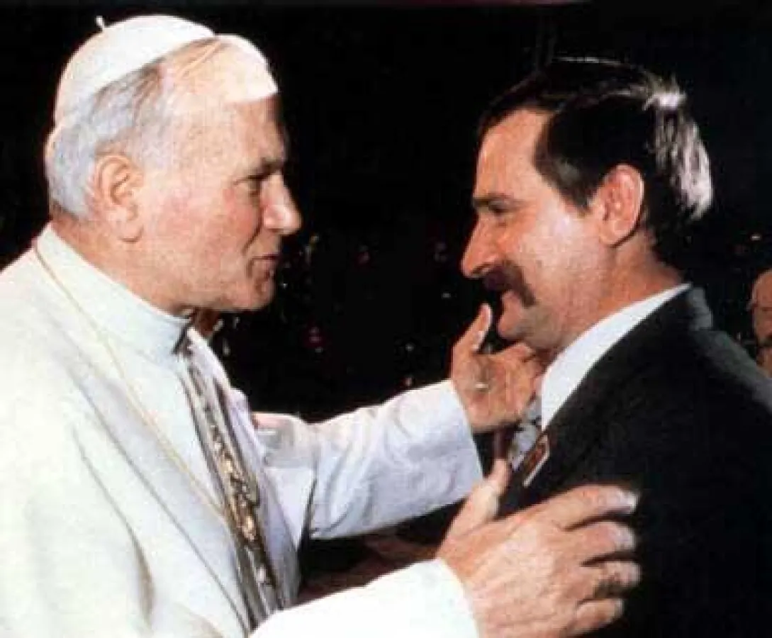 Der Papst mit dem jungen Walesa