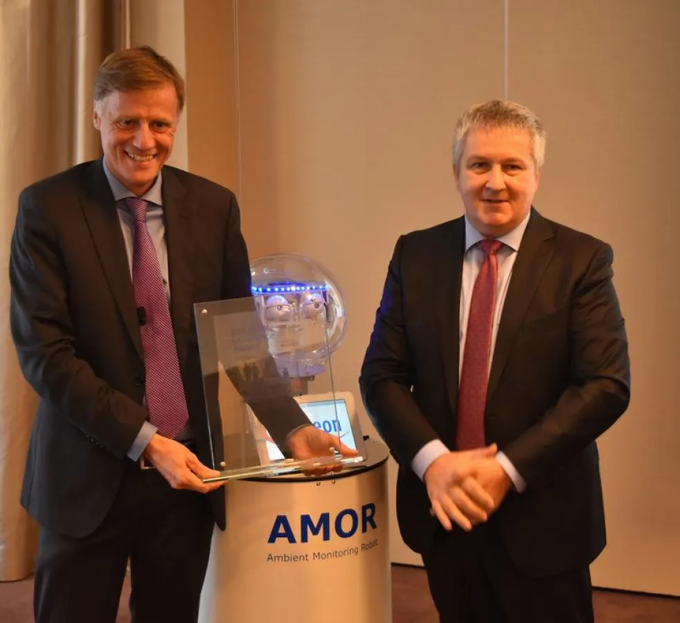 Jochen Hanebeck (INFINEON Operations, left) receives the 