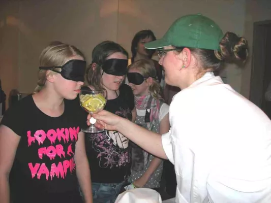 Begeisterte Besucher zur 1. Langen Nacht der Familie im Holiday Inn Berlin-Mitte Bild: Begeisterte Besucher zur 1. Langen Nacht der Familie im Holiday Inn Berlin-Mitte