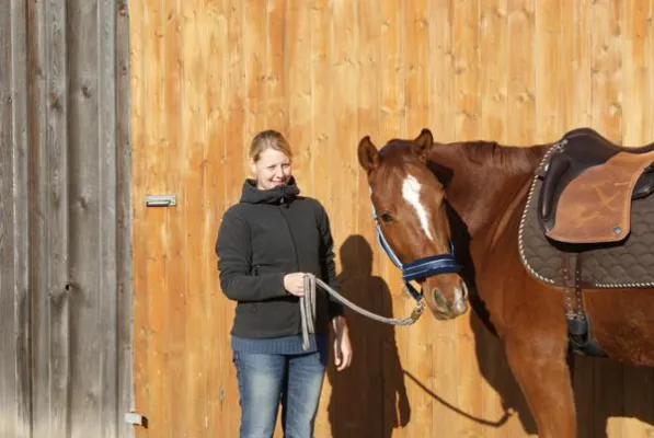 Bild: Melanie mag Mokka - Gewinnerin der Cavallo Leserwahl freut sich über Ihren neuen El Primero von Iberosattel