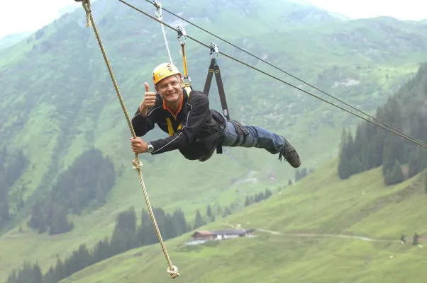 Bild: Fliegen, Rodeln und Klettern in 100 Metern Höhe - Größter Hochseilpark Österreichs eröffnet
