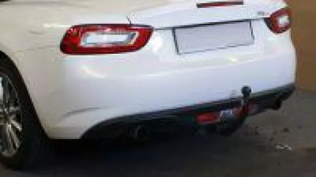 Abnehmbare Heckträgeraufnahme für den Fiat 124 Spider bei www.ahk-preisbrecher.de mit Video Bild: Abnehmbare Heckträgeraufnahme für den Fiat 124 Spider bei www.ahk-preisbrecher.de mit Video