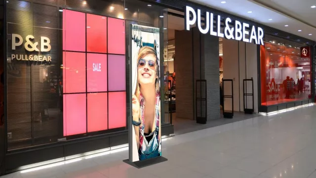 Bild: digitalSIGNAGE.de Indoor LED Stele für Digital Signage mit Cloud-Steuerung