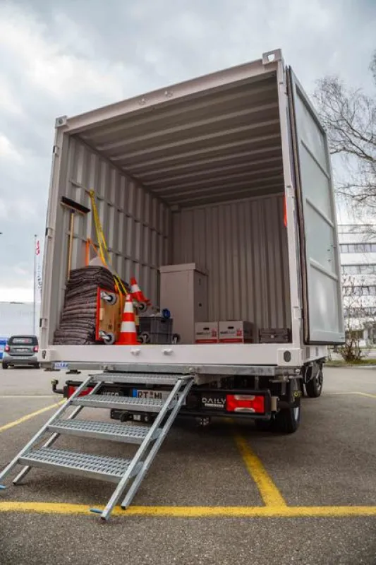 Ein Container auf dem Spezialfahrzeug. Einfach beladen und ab ins Lager – so einfach kann es sein.
