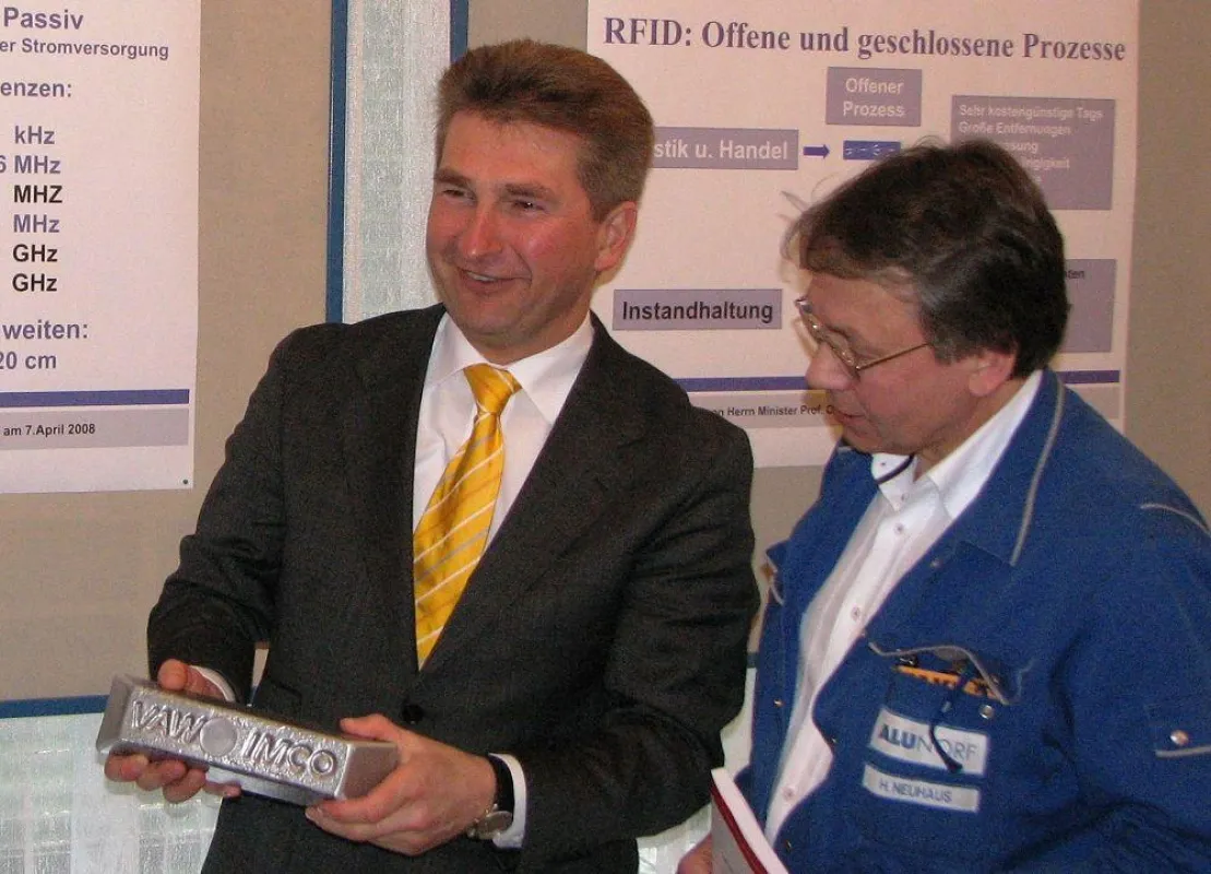 Foto FVI zum Abdruck freigegeben. NRW-Minister Pinkwart (li), Harald Neuhaus bei AluNorf GmbH