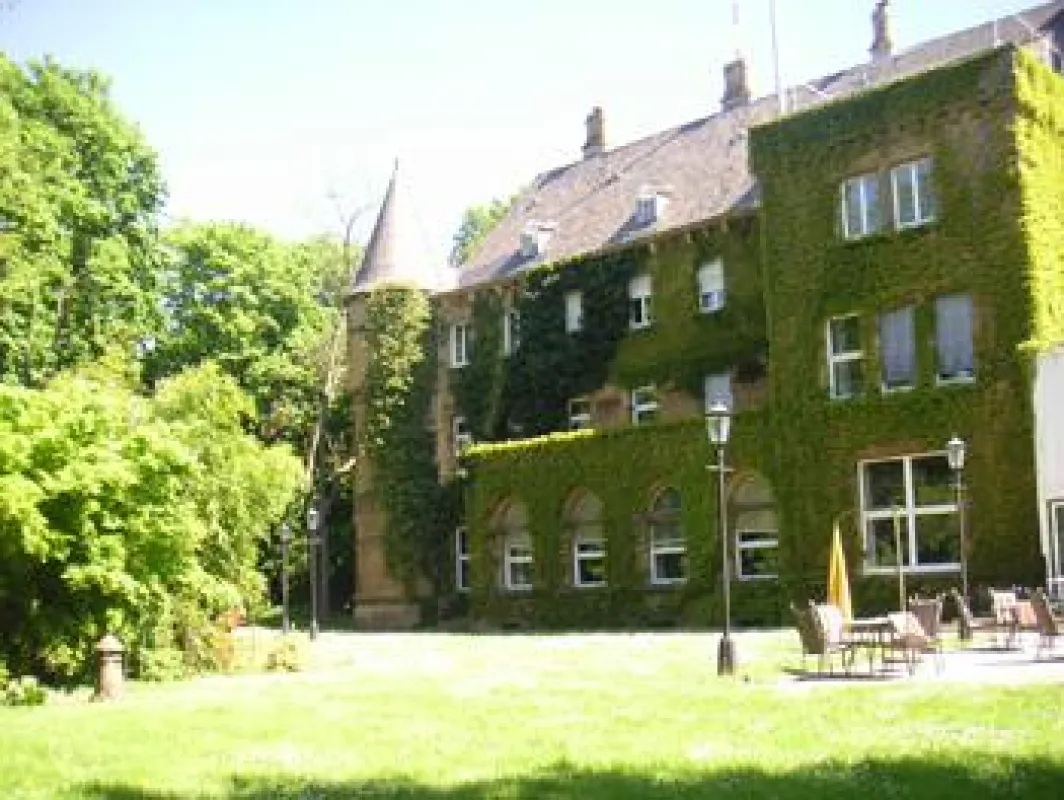 Im anmutigen Schloss Halberg nimmt Frauke Eckhardt die Teilnehmerinnen mit auf eine Klangreise