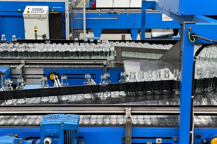 Bild: Vom flüssigen Glas zur konstanten Qualität: stabile Glasformung durch präzise geregeltes Vakuum