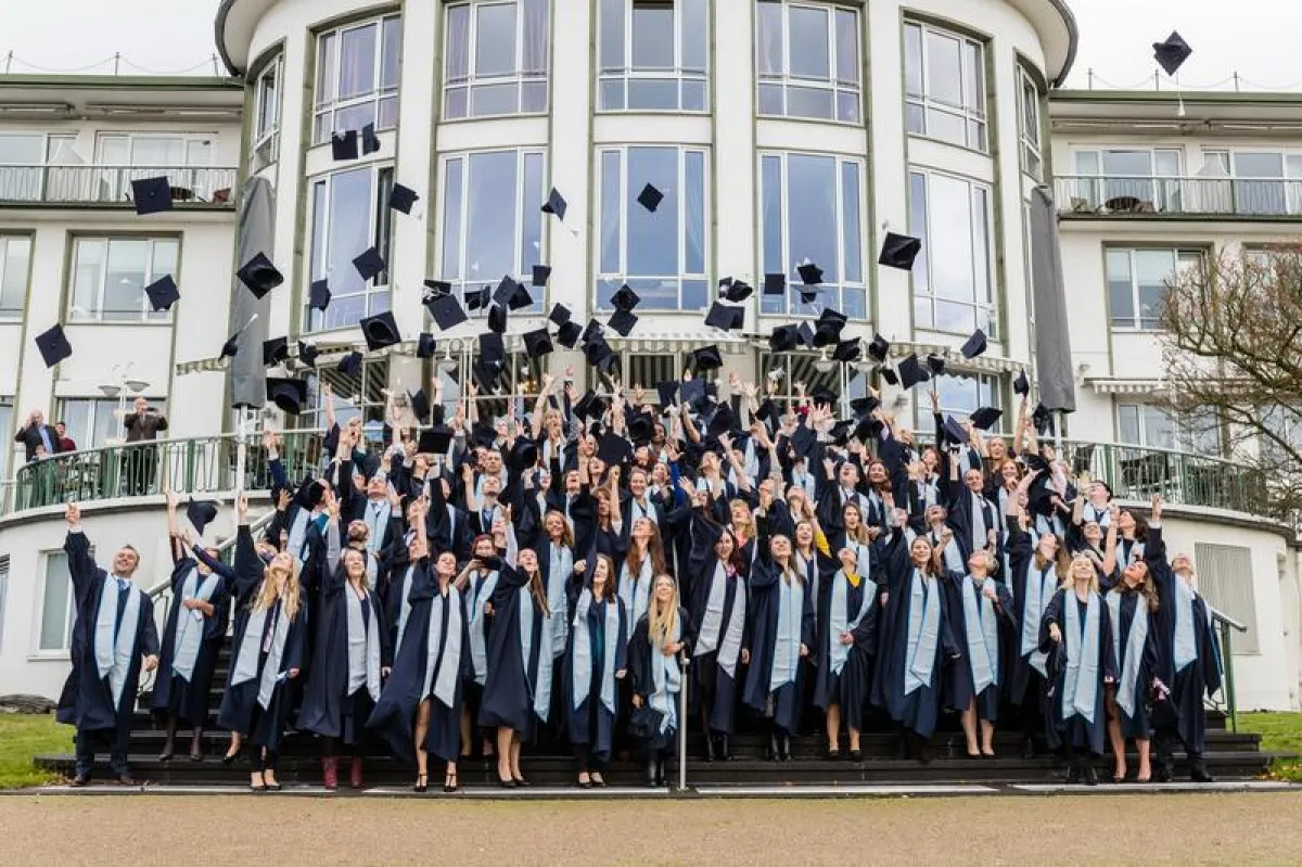 Rund 90 der 160 diesjährigen Absolventen zelebrierten ihren Abschluss im Anschluss an die feierliche Verabschiedung in Bremen mit dem traditionellen Hütewerfen. (© APOLLON Hochschule)