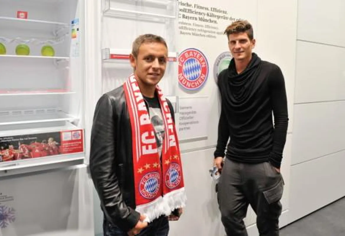 coolEfficiency: Rafinha und Mario Gomez vor der FC Bayern Edition der A+++-Kältegeräte am Siemens Stand auf der IFA 2011
