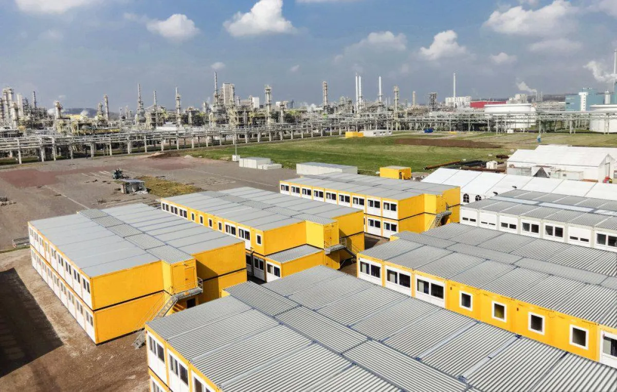 Für drei Monate dienten ELA-Raummodule den 3.000 Revisionsfachkräften als Unterbringung.