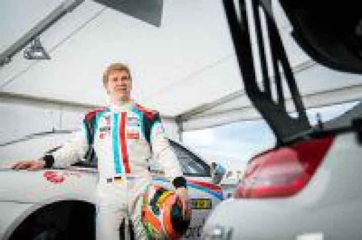 Bild: Nachwuchstalent Marek Böckmann debütiert mit Podiumsplatz bei VLN-Auftakt