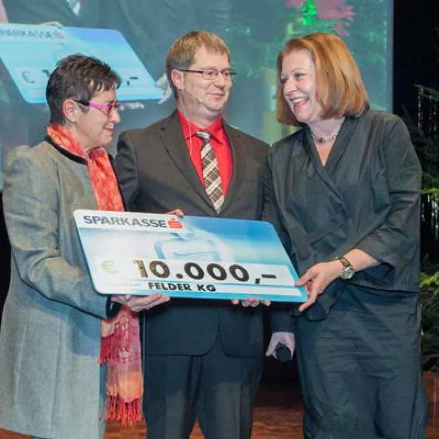 Elisabeth Felder und Karl Binder bei der Scheckübergabe  an Brigitte Schieferer (v.li.n.re.)