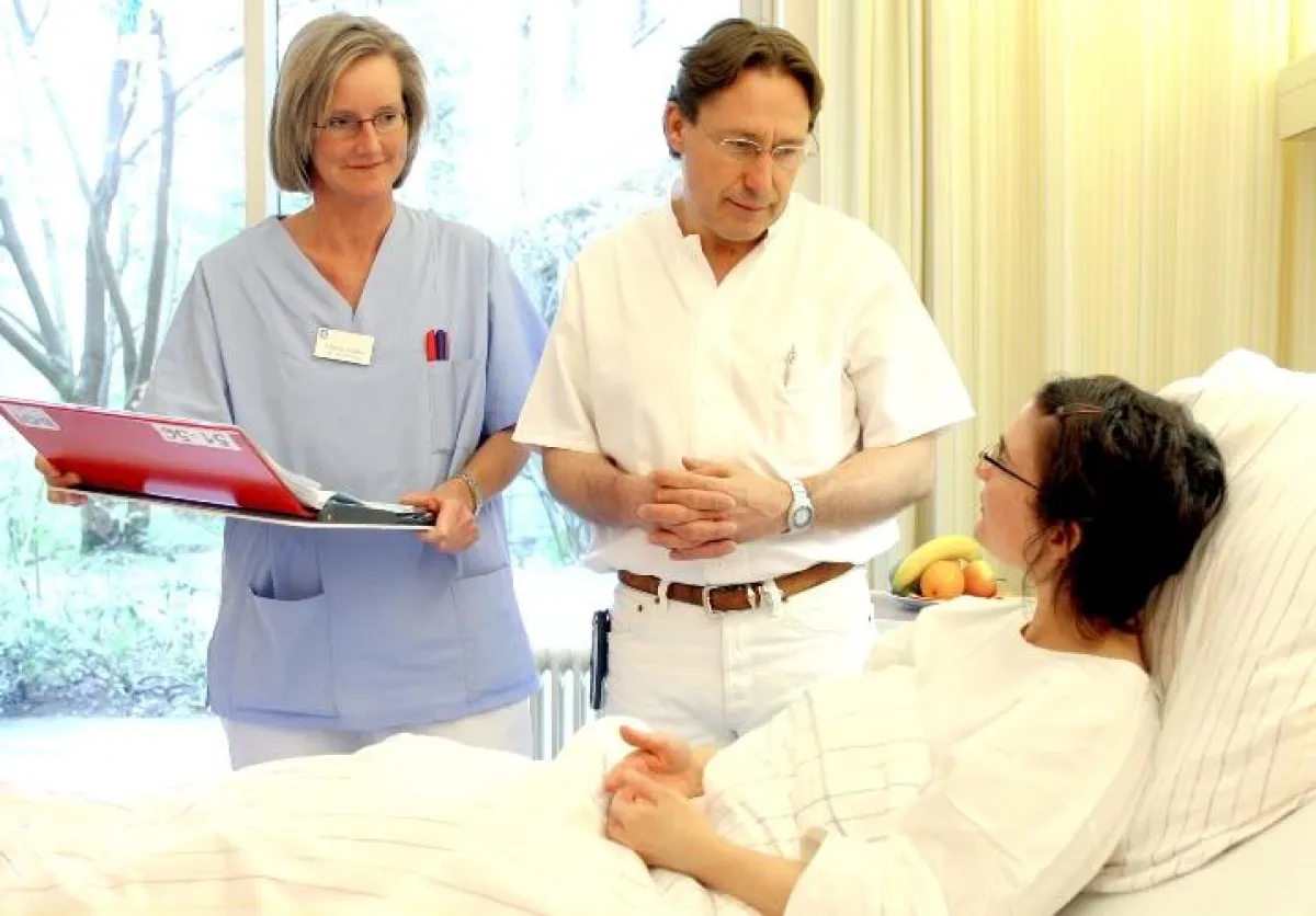 Dr. Friedemann Schulz, Leiter des Brustzentrums Buchholz, bei der Visite.