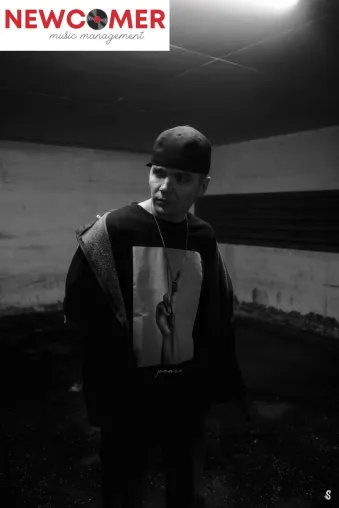 Bild: AK-Official - Rapper, Songwriter und Produzent unterstützt Newcomer