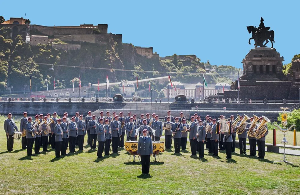 Das Heeresmusikkorps am Deutschen Eck in Koblenz. (Foto: Heeresmusikkorps Koblenz)
