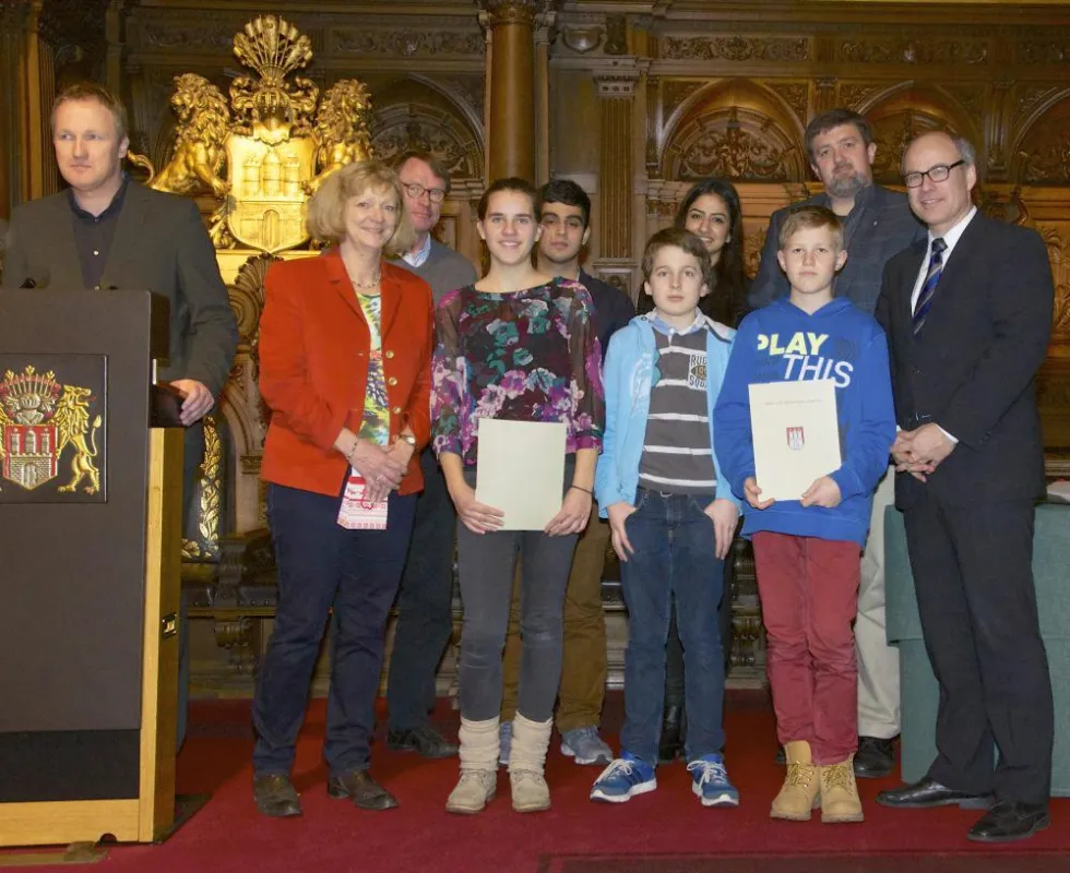 Die Umweltschul-PreisträgerInnen 2013 mit Schulsenator Thies Rabe. Foto: Frank Penner