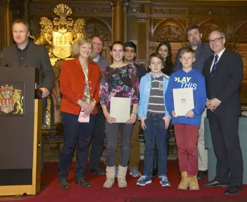Bild: Umweltschule in Europa 2013: Nelson-Mandela-Schule erhält Preis im Hamburger Rathaus