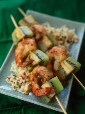 Bild: Frischer Grill-Genuss mit Zespri® Green: Rezept für Kiwi-Garnelen-Spieße