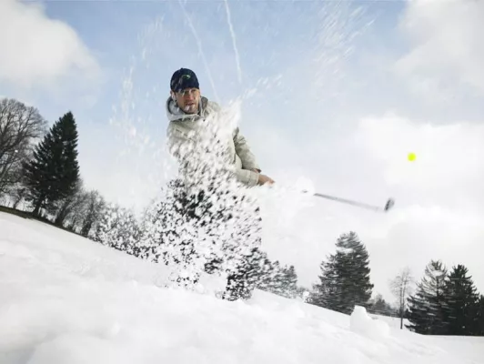 Bild: Golfen im Winter – cooler Sport für weiße Tage