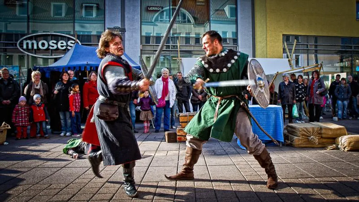 Ritterkämpfe vor schaulustiger Menschenmenge