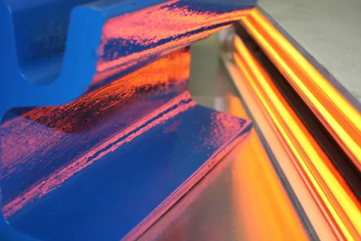 Lackhärtung - Infrarot-Strahler und UV-Lampen effizient kombiniert Bild: Lackhärtung - Infrarot-Strahler und UV-Lampen effizient kombiniert