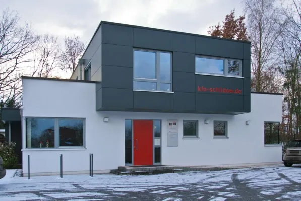 Bild: Rundum glücklich in neuen Räumen: Patienten, Mitarbeiter und Inhaberin genießen harmonisches Umfeld