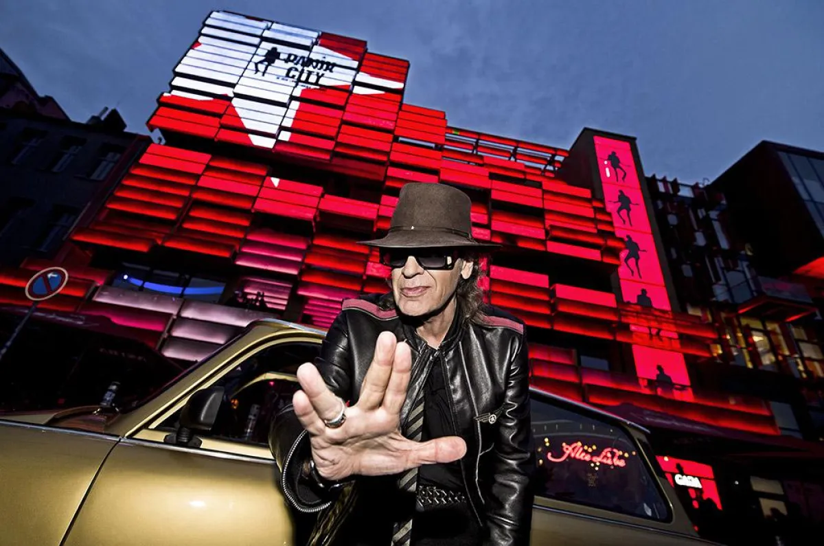 Udo Lindenberg vor der Panik City (C) Tine Acke