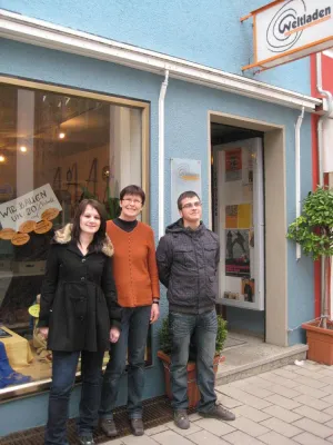 Bild: Faires Projekt: Auszubildende bei Knoblauch gestalten den Weltladen