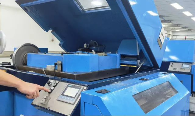 Bild: Auf Knopfdruck: Ergonomie und Arbeitskraft an Werkzeugmaschinen mit Hilfe von ACE erleichtert