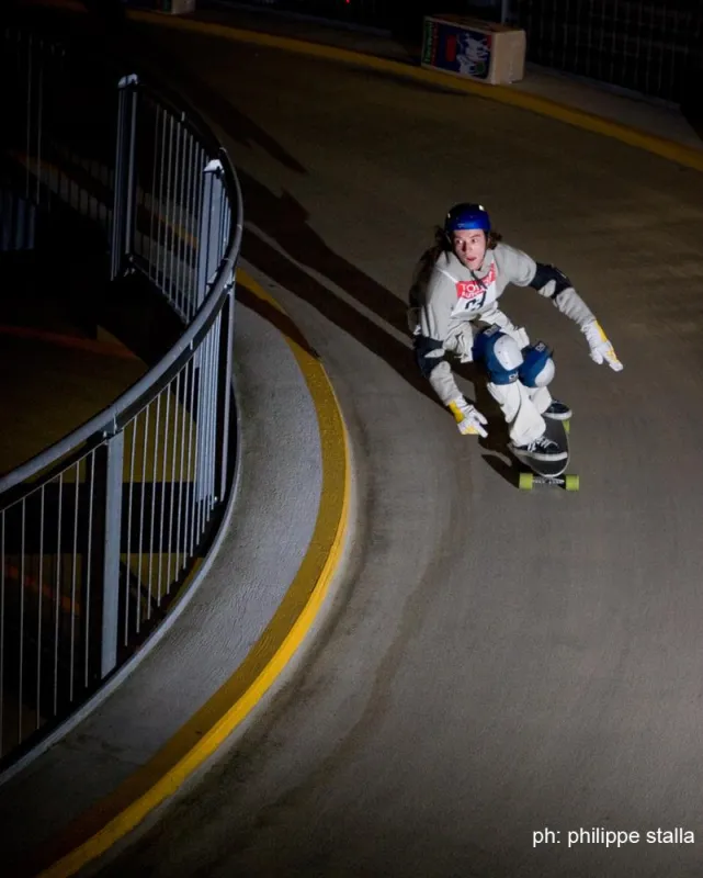 Parkhaus einmal ander: 46 Longboarder lieferten sich ein schnelles Rennen