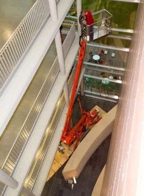 Bild: Auf engstem Raum in die Höhe: System Lift baut Raupenbühne für Gebäudereiniger auf