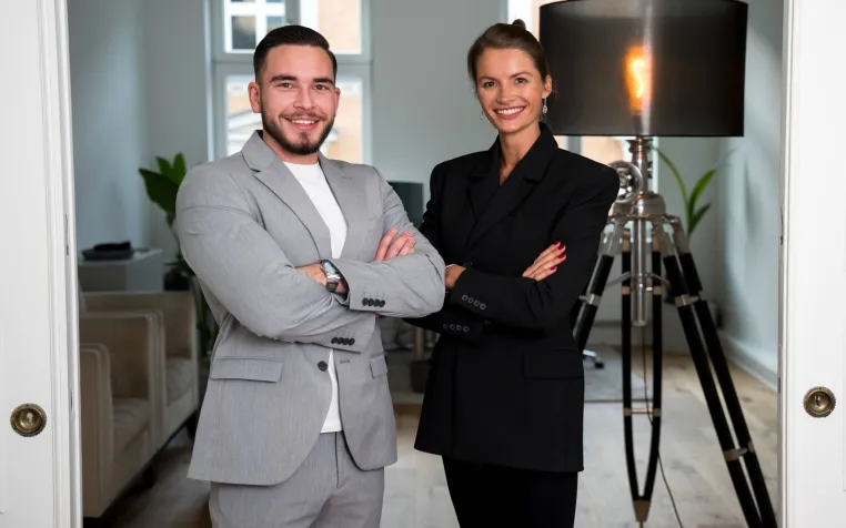 Bild: Headline Communications GmbH: Kathlen Bremer und Shawn Paulin verbinden PR und digitale Sichtbarkeit