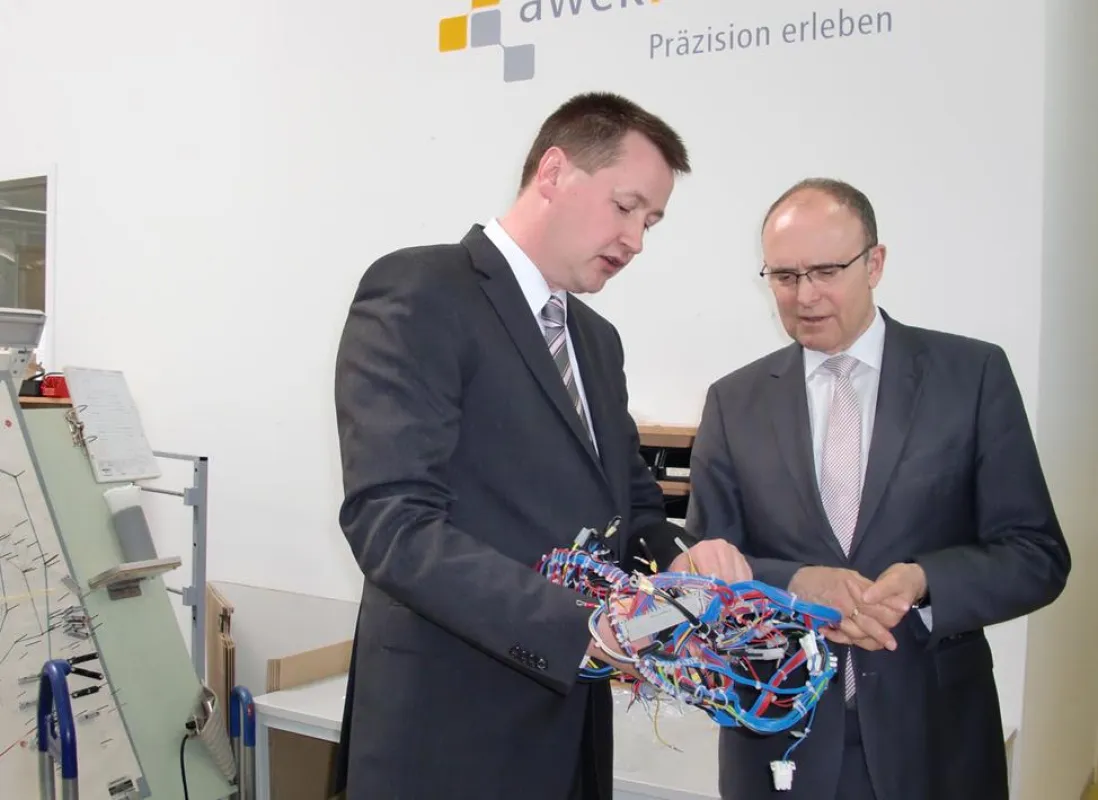 awekProtech Geschäftsführer Dirk Dönges zeigt Ministerpräsident Erwin Sellering die Kabelkonfektion