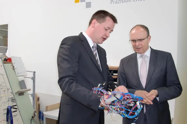Bild: Ministerpräsident Erwin Sellering zu Besuch bei awekProtech
