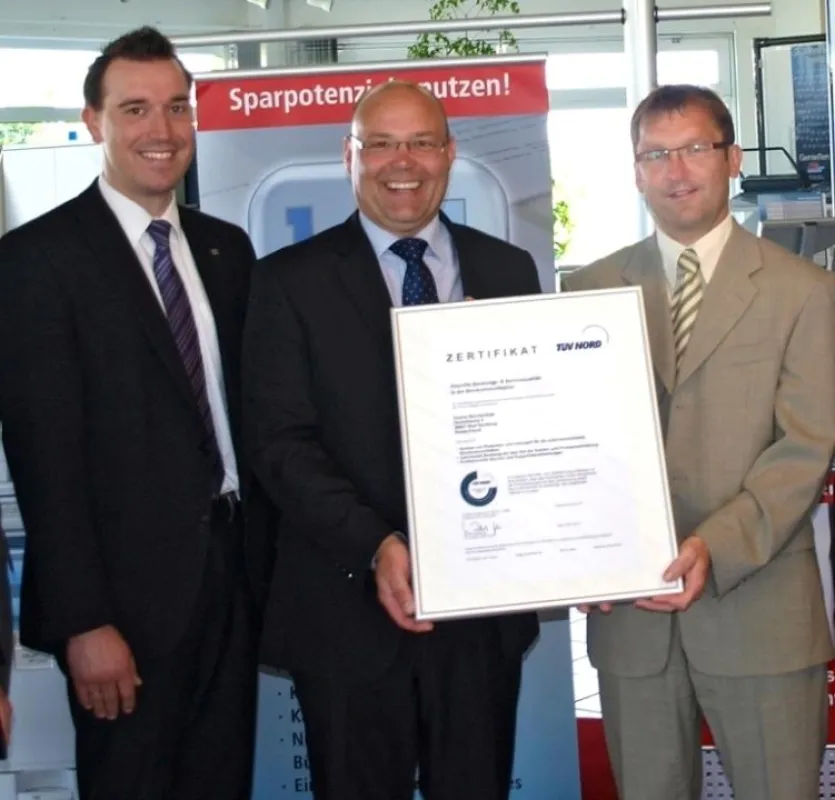 Vianney Paschek, TQM Specialist; Jens Schubert, Regional Director Indirect Sales (beide Ricoh); Jens Vogel, Goertz Bürotechnik