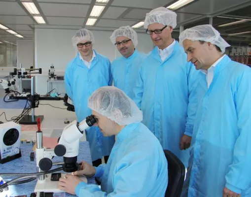 Bild: Rohde & Schwarz: Feinstmontage im neuen Reinraum