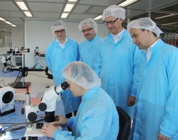 Bild: Rohde & Schwarz: Feinstmontage im neuen Reinraum