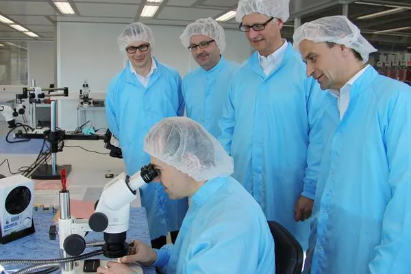 Bild: Rohde & Schwarz: Feinstmontage im neuen Reinraum