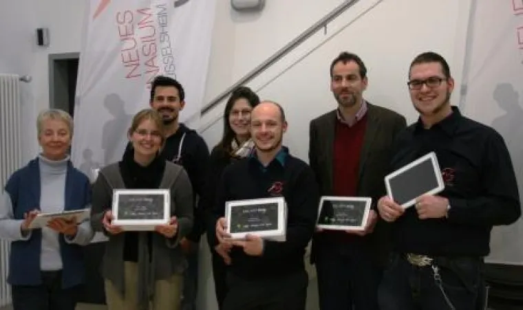 Bild: Klasse des Rüsselsheimer Neuen Gymnasiums arbeitet künftig mit Samsung Tablets