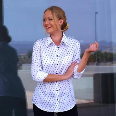 Bild: Stilvolle Kollektion von Damenhemden auf ehshirts.com