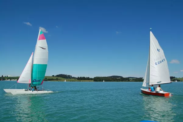 Sportlich segeln auf dem Forggensee - Katamaran-Segelkurse für Anfänger und Fortgeschrittene Bild: Sportlich segeln auf dem Forggensee - Katamaran-Segelkurse für Anfänger und Fortgeschrittene