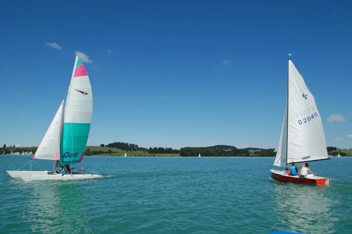 Bild: Sportlich segeln auf dem Forggensee - Katamaran-Segelkurse für Anfänger und Fortgeschrittene