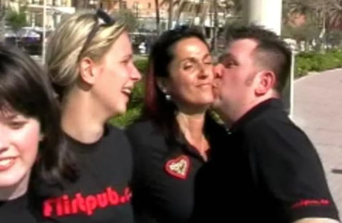 Die Crew von Flirtpub möchte die Ehre für Deutschland retten: mit erstmaligen Kussrekord in Berlin